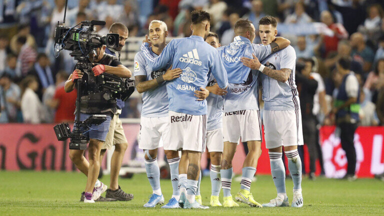 abrazo-equipo-celta-valencia.jpg