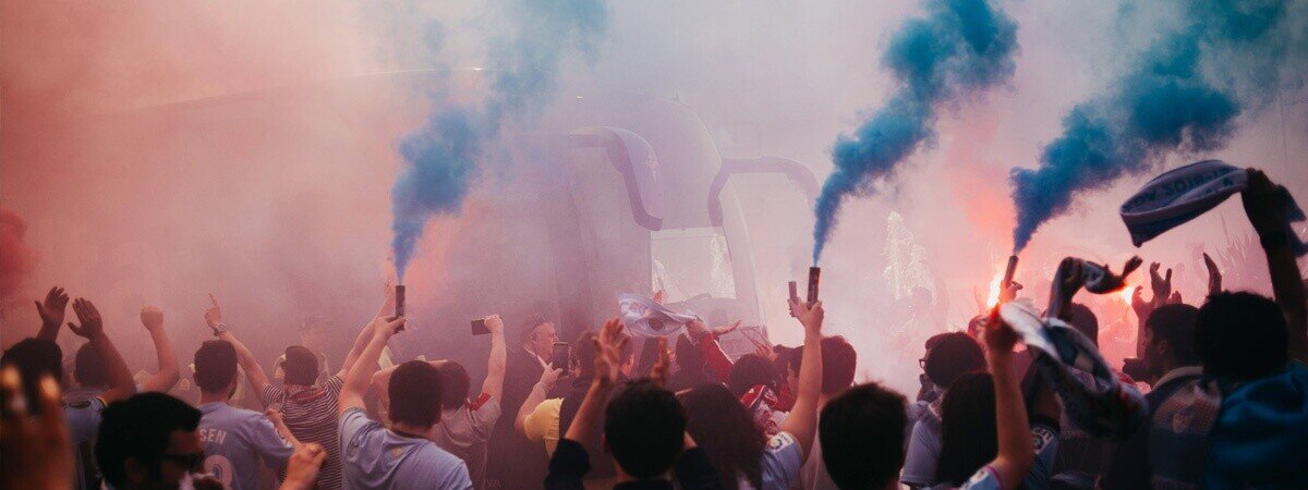 aficion-bengalas-bus-recibimiento-abanca-balaidos-vs-girona.jpg