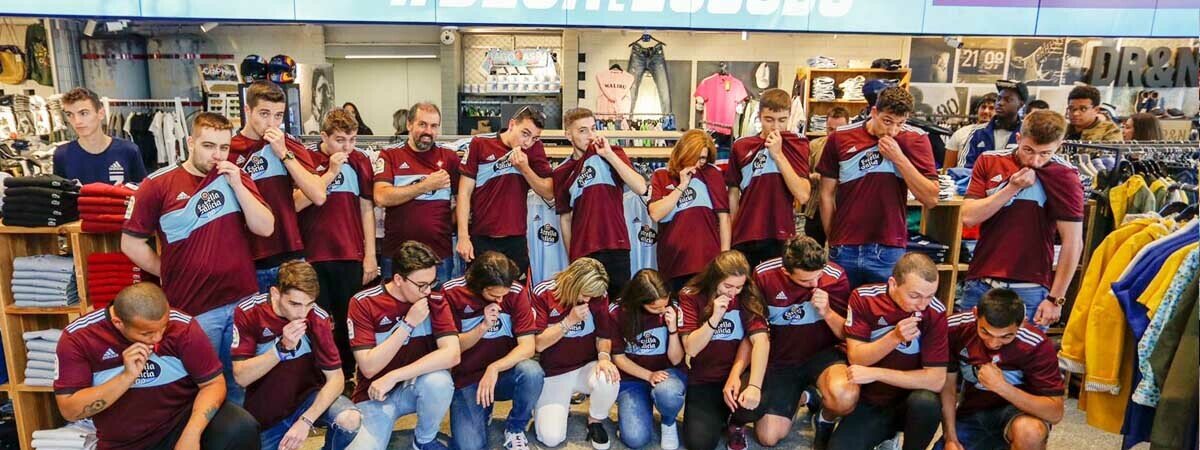 besa-el-escudo-foto-familia-bico-presentacion-segunda-camiseta-2019-2020.jpg