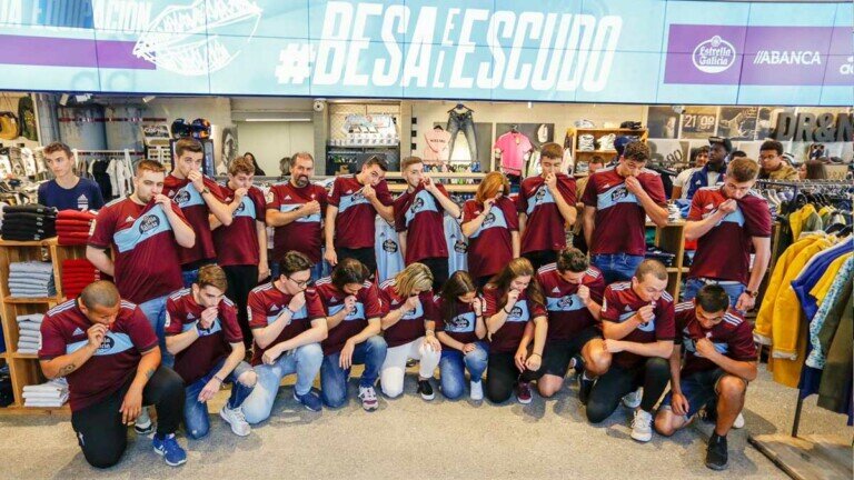 besa-el-escudo-foto-familia-bico-presentacion-segunda-camiseta-2019-2020.jpg