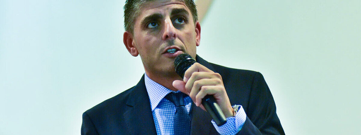 eduardo-covelo-microfono-charla.jpg
