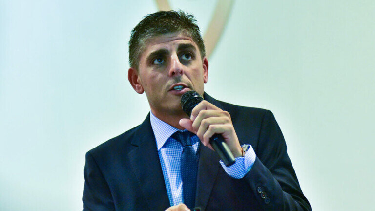 eduardo-covelo-microfono-charla.jpg