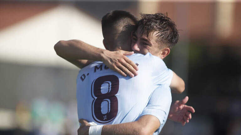iker-losada-abrazo-celta-b-melilla-barreiro-2019-2020.jpg