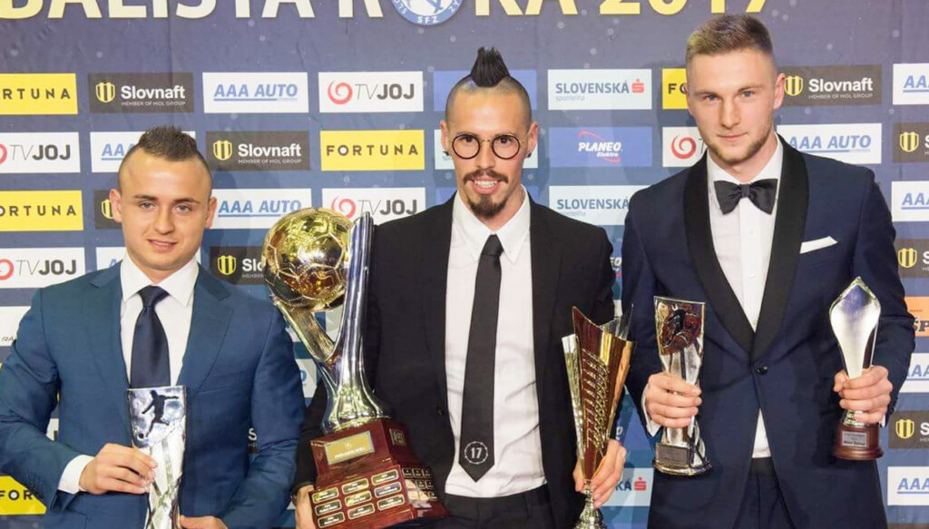 lobotka-premio-tercer-mejor-jugador-eslovaquia-2017-podio.jpg