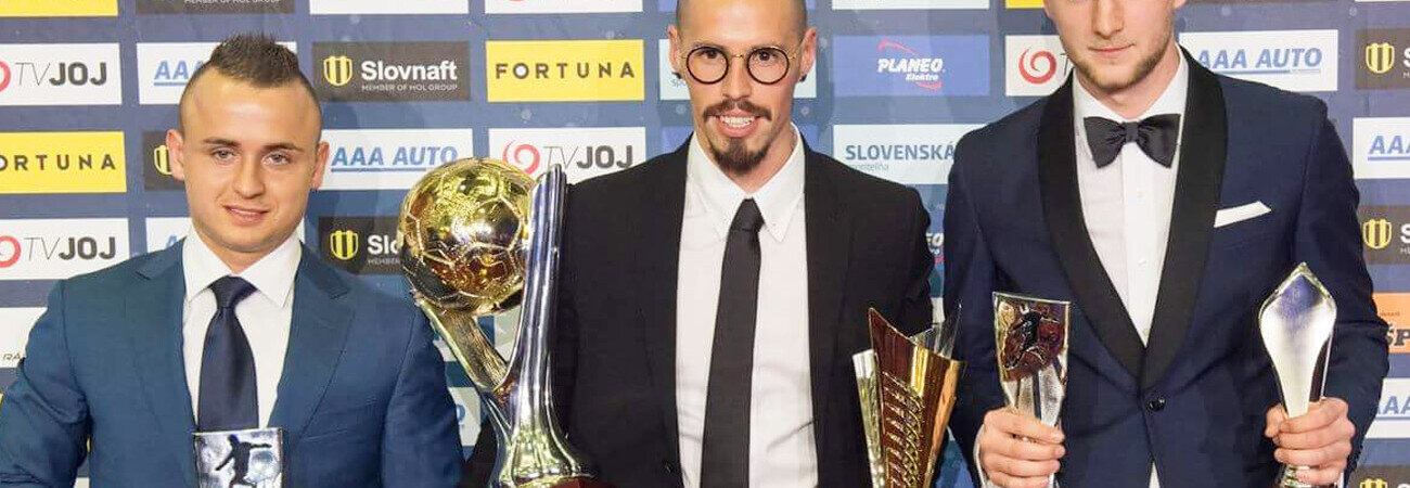 lobotka-premio-tercer-mejor-jugador-eslovaquia-2017-podio.jpg