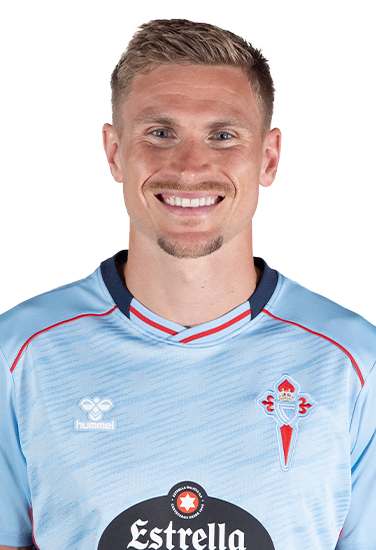 Imágen del jugador Carl Starfelt posando
