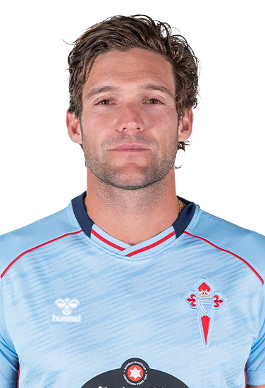 Imágen del jugador Marcos Alonso posando